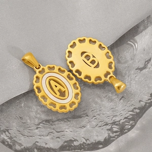 Pendentifs lettres en acier inoxydable plaqué or 18k avec motifs cœurs ajourés