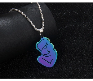 Detailaufnahme von regenbogenfarbenem Mutter-Kind-Anhänger an silberner Kette