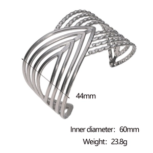 Dettaglio delle dimensioni per bracciale rigido a strati in argento con design a V