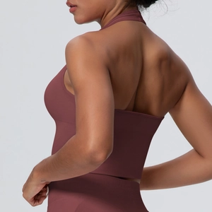 Vue arrière du soutien-gorge de sport dos nu et du legging en tissu côtelé sans couture