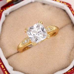 Detail eines Goldrings mit quadratischem Zirkon und Vier-Krallen-Fassung in einer Schatulle