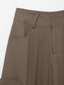 Détail d'un pantalon cargo marron en sergé avec taille haute et coutures de poche