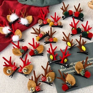 Weihnachts-Rentier-Haarspangen mit festlichen roten Pilzen und Glocken in einer Draufsicht