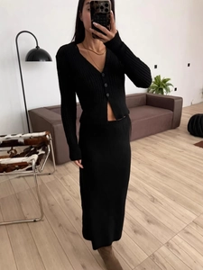 Elegante set in maglia nera a coste con cardigan con scollo a V e gonna lunga a vita alta