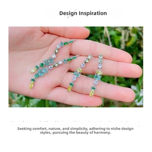 Vue détaillée de boucles d'oreilles en argent avec zircons colorés au design de franges longues