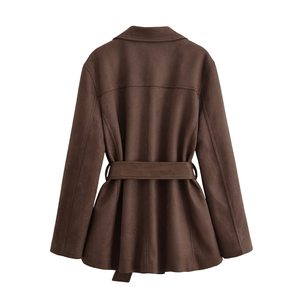 Trench medio in finta pelle scamosciata marrone con cintura su bianco