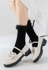Détails de chaussettes noires à froufrous avec chaussures Mary Janes à boucles