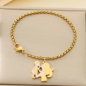 Détail du pendentif mère-enfant doré avec émail rose sur un bracelet de perles