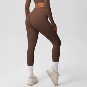 Detail of high-waisted yoga leggings with side pocket and sleek ergonomic stitching