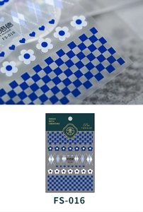 Dettaglio macro di adesivi per unghie a fiori blu e bianchi FS-016 con trama opaca