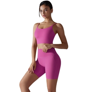 Set da yoga fucsia composto da reggiseno sportivo e pantaloncini da ciclista a vita alta