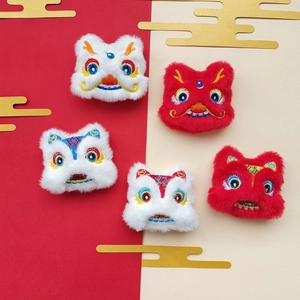 Cinque bambole di peluche per danza del leone su sfondo festivo rosso e beige