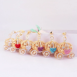 Porte-clés Carrosse de Citrouille en Strass de Cœur Mignon Pendentif de Sac en Alliage de Zinc Doré Carrosse de Cendrillon Anneau de Clé de Conte de Fées Cadeau Femme