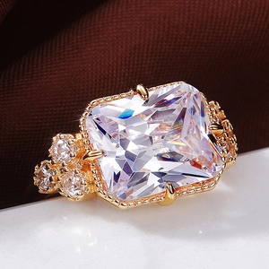 Bague luxueuse plaquée or avec une grande zircone rectangulaire et des pierres latérales