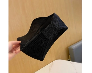 Detailansicht des schwarzen Strick-Sonnenhutes mit hochwertiger Häkelstruktur und Innenfutter