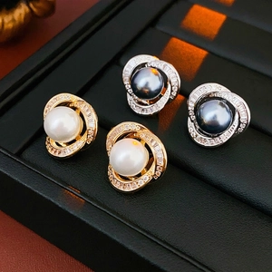 Set di orecchini a perno con perle e micro-pavé di zirconi in finiture oro e argento
