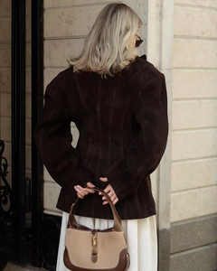 Vue arrière de veste en daim marron avec taille ajustée et texture mate sophistiquée