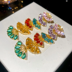Dettaglio degli orecchini a ventaglio con zirconi colorati e finitura in oro lucido