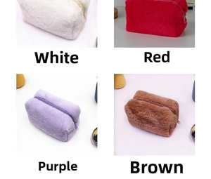 Dettaglio delle borse in peluche nei colori bianco, rosso, viola e marrone con cerniere