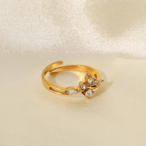 Gros plan sur une bague ajustable plaquée or 18 carats avec fleur en zircone cubique