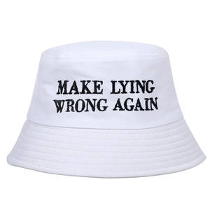 Bob blanc en coton avec broderie noire Make Lying Wrong Again sur le devant du chapeau