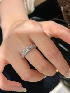 Makro-Detail des versilberten Rings mit pavé-gefassten weißen und lila Zirkonia-Steinen