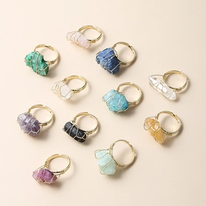Set de 11 anillos de piedras naturales con alambre dorado hecho a mano y diseno ajustable