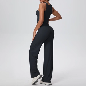 Vista posteriore del set sportivo nero con top smanicato e pantaloni ampi a vita alta