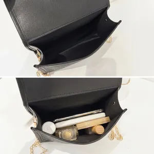 Vue intérieure du sac bandoulière montrant l'espace pour téléphone et parfum