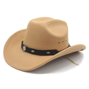 Détail d'un chapeau de cowboy en feutre kaki avec bande en cuir et rivets en métal