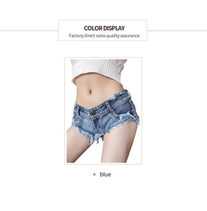Detailansicht der ausgefransten Low-Rise Denim-Shorts in Blau mit schmaler Passform