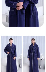 Détail d'un peignoir en peluche bleu marine épais avec passepoil blanc et texture douce