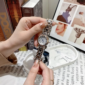 Vue détaillée d'une montre femme bicolore avec chiffres romains sur cadran blanc épuré
