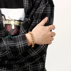 Bracciale cubano in oro stile hip-hop con strass brillanti indossato da un modello uomo