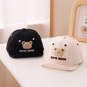 Vue détaillée de chapeaux de soleil bébé noir et beige avec broderie ours 3D