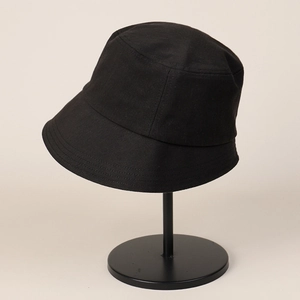 Gros plan sur la texture d'un chapeau bob noir minimaliste sur un support professionnel