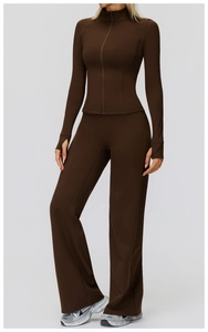 Détail d'un ensemble de sport marron foncé zippé avec passe-pouces et pantalon taille haute