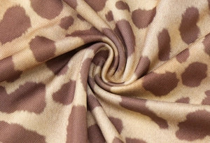 Detailaufnahme von Leopardenmuster-Rippstoff zeigt die Textur und das weiche Material