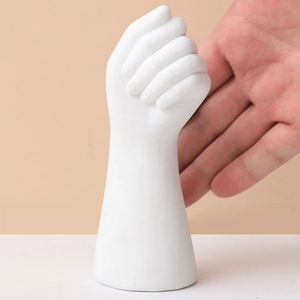 Escultura moderna de mano en resina blanca para decoración con diseño de puño minimalista