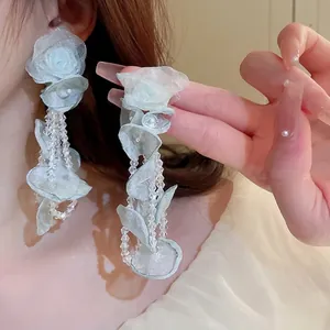 Boucles d'oreilles fleur en organza avec perles de cristal et perles blanches menthe