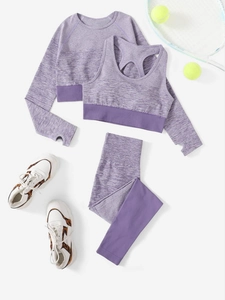 Vue à plat d'un ensemble de yoga violet sans couture avec haut à manches longues et legging