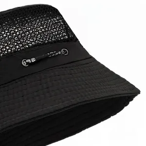 Cappello a secchiello nero traspirante da pesca con tesa larga e cordino regolabile