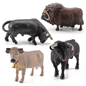 Lot de quatre figurines réalistes d'animaux de la ferme, bœuf musqué et vache brune suisse