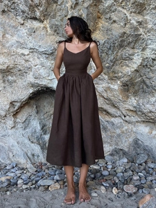 Robe longue élégante en coton marron avec col en V et dos nu pour femmes