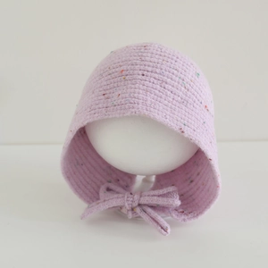 Détail de texture en tricot du béret tweed violet clair pour filles avec nœuds