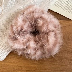 Dettaglio dell'elastico in peluche rosa malva con morbida consistenza invernale