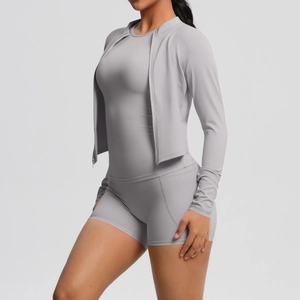 Vue détaillée de profil montrant la coupe ergonomique et la texture du tissu de l'ensemble yoga