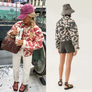 Détails de la veste matelassée à motifs géométriques en blocs de couleurs rose et gris