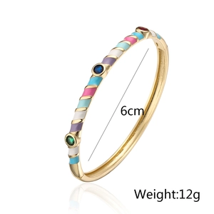 Detail eines vergoldeten Emaille-Armreifs im Boho-Stil mit bunten Zirkonsteinen, 6cm Durchmesser