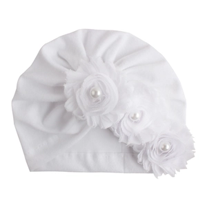 Detailansicht der Baby Turban Mütze mit drei weißen Chiffonblumen und Perlenverzierung